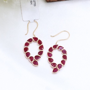 Pendientes de Oro Amarillo de 18k con Rubí Natural en Forma de Pera y Bisel en Espiral, Joyas Memoria, Venta al Por Mayor - Product Image 1