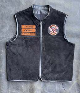 Gilet de motard en daim personnalisé pour homme avec patchs brodés - Product Image 1