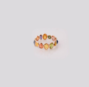 แหวนประดับพลอยไพลินหลากสีธรรมชาติแบบ Eternity Band ตัวเรือนทองคำแท้ 18K สีเหลือง – แหวนประดับพลอยรูปวงรีหลากสีรุ้ง สุดหรูประจำเดือนกันยายน - Product Image 3