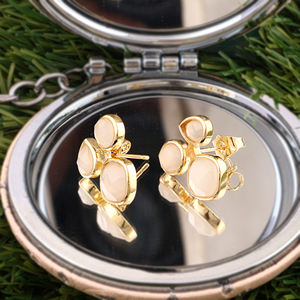 ต่างหูมินิมอลประดับมูนสโตนสีขาวทรงตัดตารางสามเหลี่ยม ตัวเรือนทองเหลืองชุบทอง 18k ของขวัญแต่งงานสุดหรู - Product Image 2