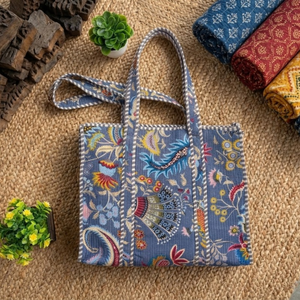 Bolso Tote Azul Hecho a Mano con Estampado, Bolso de Hombro Acolchado de Algodón Ecológico con Asa a Rayas, Bolso Obra Maestra de Alta Costura - Product Image 6