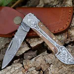 Couteau de poche artisanal en acier Damas, manche en bois d'olivier, gravé, couteau pliant de survie et de camping pour l'extérieur avec étui en cuir - Product Image 5