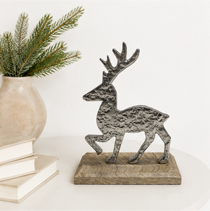 Statue de renne artisanale en aluminium avec support en bois de manguier, centre de table festif de luxe pour la décoration de bureau et de salon - Product Image 2