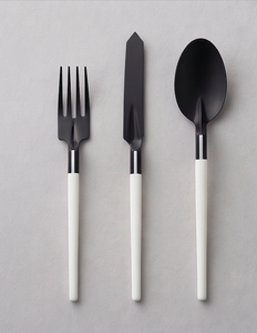 Juego de cubiertos minimalistas en negro mate con mangos de plástico blanco, aptos para lavavajillas, para uso en catering y en el hogar. - Product Image 1