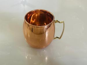 Juego de 2 tazas clásicas de cobre martillado blanco, tazas de cobre puro sólido con asas negras y bordes en oro rosa para cócteles, cerveza y fiestas. - Product Image 1