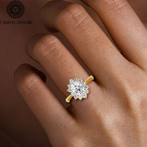 Bague de fiançailles pour femme Charm_Jewells en argent plaqué or 18 carats avec moissanite taille coussin, sertie à griffes, style classique - Product Image 1