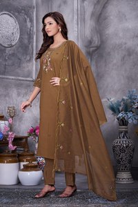 Conjunto de Kurti y Pantalón de Seda Romana Premium Bordada con Dupatta de Maslin |   Ropa Étnica de Diseñador para Mujer |   Exportación al por Mayor - Product Image 5
