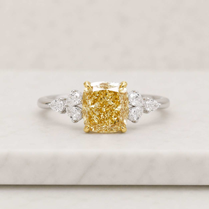 Bague de luxe en or blanc avec diamant jaune fantaisie taille coussin cultivé en laboratoire, accents de diamants blancs, certifiée IGI, pour fiançailles féminines - Product Image 1