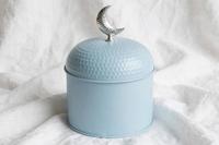 Boîte à dattes en métal émaillé bleu clair avec couvercle en forme de dôme et motif croissant de lune, pot de rangement arabe, conteneur cadeau festif du Ramadan