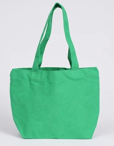 Sac fourre-tout en toile de coton noir à longues poignées, avec logo personnalisé imprimé sur la bandoulière, idéal pour le shopping et la publicité - Product Image 6