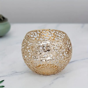 Porte-bougie en métal antique qui crée une ambiance intime, idéal pour améliorer le confort intérieur et la beauté extérieure. - Product Image 1