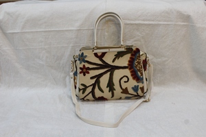 Bolso tote cuadrado de lona con bordado floral estilo Ari de Cachemira, con cierre de cremallera, portátil para uso diario y viajes. - Product Image 3