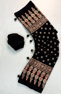 Sari en soie Gaji crêpe à imprimé Ajrakh de créateur, accompagné d'un morceau de blouse non cousu assorti - Product Image 4
