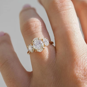 แหวนหมั้นเพชรโมอิสซาไนต์ทรงรีสามเม็ด ประดับเพชรทรงหยดน้ำด้านข้าง แหวนทอง 14K แหวนแต่งงานเรียบหรูมินิมอล - Product Image 2