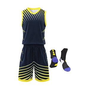 Tenues de basketball personnalisées en polyester pour hommes : maillots et shorts respirants à séchage rapide en soie glacée, idéaux pour les matchs d'équipe. - Product Image 6