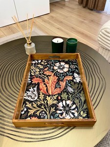 Bandeja de Madera Decorativa Redonda con Diseño Floral Único Hecha a Mano, Bandeja de Madera de Olivo y Acacia - Product Image 4