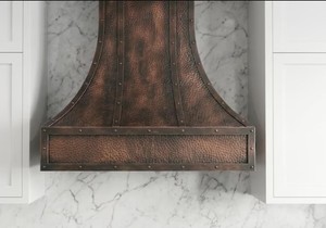 Hotte murale de cheminée en cuivre pur, faite à la main, grande taille, style ferme, finition foncée - Product Image 5