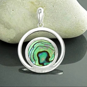 Pendentif Pleine Lune en Argent Sterling avec Coquille Paua Véritable, Pierre Plate Ronde en Abalone, Bijou Planète Moderne - Product Image 1