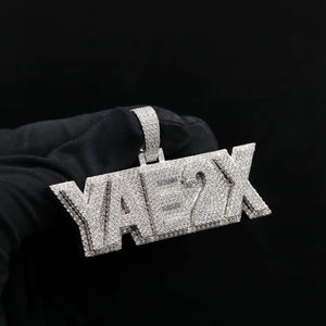 Colgante de Lujo Personalizado para Hombre, Diseño Diamante Escarchado Ice Monarch Prime, Chapado en Oro, Estilo Hip Hop - Product Image 1