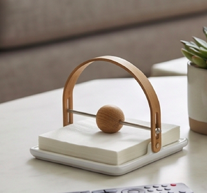 Porte-serviettes en bois nordique avec base en céramique et design boule en bois pour la décoration de table moderne et l'utilisation en cuisine - Product Image 1