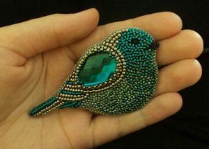 Broche élégante de luxe brodée de perles avec un design floral brodé à la main - Product Image 3
