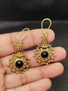 Prix de gros Boucles d'oreilles pendantes bohèmes en laiton plaqué or 18 carats avec onyx noir, nouveau design, bijoux de mode pour femmes - Product Image 6