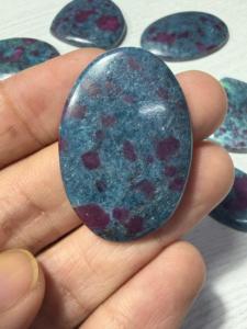 Cabochon ovale en rubis kyanite naturel bleu avec taches rouges, poli, pour la fabrication de bijoux (vente en gros) - Product Image 1