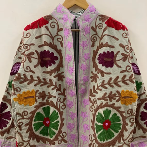 Chaqueta de invierno hecha a mano unisex con bordado floral Suzani estilo bohemio vintage a prueba de viento y transpirable relleno de algodón - Product Image 1