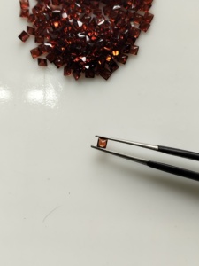 Granate rojo natural de 2.5 mm, corte princesa cuadrado, piedra preciosa suelta de la mejor calidad para la fabricación de joyas. - Product Image 1