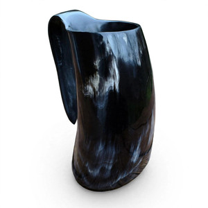 Coupe en corne naturelle faite à la main avec sculpture détaillée d'un navire viking, style rustique vintage, objet de décoration pour la maison - Product Image 1