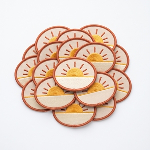 Emblema Personalizado Ovalado de Sol Nascente, Beige con Borde Naranja Óxido, Termoadhesivo y Cosido, para Prendas, Pedido al por Mayor - Product Image 1