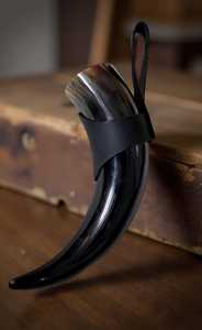Corne à boire viking artisanale de qualité supérieure avec support en cuir et support pour corne, mug en corne naturelle à prix avantageux - Product Image 6