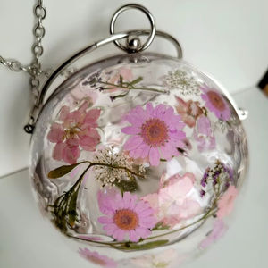 Bolso de Mano de Resina con Esfera de Flores Prensadas Personalizable y Ecológico Pink Meadow - Product Image 1