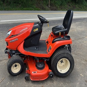Tractor cortacésped Kubota GR2020 de alto rendimiento, diseñado para cortar con potencia en jardines y granjas, con comodidad. - Product Image 1