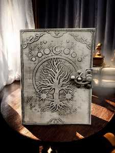 Diario de cuero hecho a mano con grabado de árbol y motivos celestiales - Product Image 1