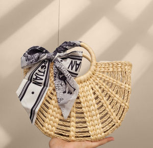 Bolso de mano de ratán Natural para mujer, bolso de playa de verano hecho a mano con paja de jacinto de agua en forma de Luna, Asa tejida para Otoño/Invierno - Product Image 1