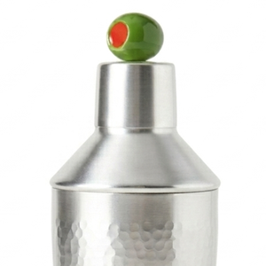 Shaker à cocktails en argent martelé avec une figurine d'olive amusante au sommet, design unique qui apporte un style amusant à chaque boisson que vous préparez - Product Image 4