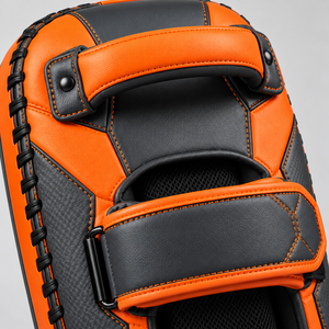 Protège-poignets de boxe thaïlandaise en cuir noir et orange avec sangles auto-agrippantes réglables - Product Image 4