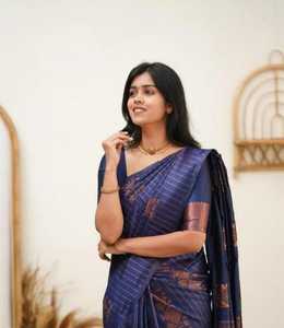 Sari en soie Banarasi tissé à la main de qualité supérieure avec motifs floraux, idéal pour les réceptions nuptiales et les tenues de fête, disponible à la vente - Product Image 2