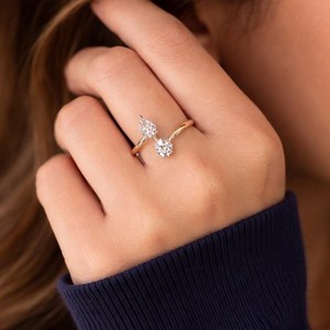 Bague Toi et Moi ouverte et ajustable en or massif 10K 14K 18K avec diamant de laboratoire taille poire et taille ronde, couleur DEF, clarté VS VVS, certifiée IGI - Product Image 6