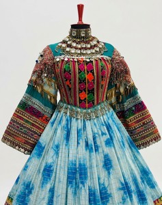 Robe de bal luxueuse en satin brodée de perles, col montant, manches longues, longueur ras du sol, avec pompons et voile - Product Image 4