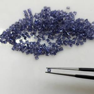 พลอยไอโอไลต์สีม่วงธรรมชาติ ขนาด 1.75 มม. ทรงสี่เหลี่ยมเจียระไนแบบสเต็ปคัท คุณภาพดีที่สุด พร้อมเอฟเฟกต์พลีโอโครอิก สำหรับทำเครื่องประดับ - Product Image 1