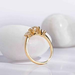 Anillo de Diamantes Moissanite de Tres Piedras de Lujo y Calidad Premium en Oro de 14K para Compromiso o Regalo de Aniversario Disponible en Oferta - Product Image 3
