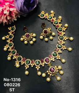 Ensemble collier et boucles d'oreilles en laiton plaqué or avec diamants américains et perles |   Cadeau de mariage et de fiançailles ethnique traditionnel indien - Product Image 4