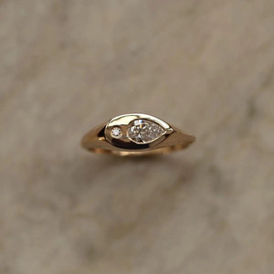 Bague signet en argent sterling 925 faite à la main, minimaliste, cadeau de fiançailles pour femme, moissanite taille cœur, diamant taille poire, serti à griffes - Product Image 2