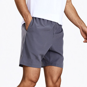 Shorts de sport haut de gamme. Design moderne à blocs de couleurs. Tissu respirant. et des poches latérales profondes pour les séances d'entraînement actives. - Product Image 4