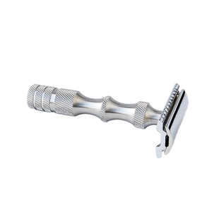 DR. QUILLEL SURGICAL Maquinilla de Afeitar de Seguridad de Doble Hoja Reutilizable de Acero Inoxidable Premium para Hombres con Mango de Goma Antideslizante - Afeitado Facial y Corporal - Product Image 1