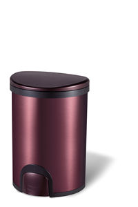 Les poubelles métalliques à mailles fines offrent une solution professionnelle et fiable pour la gestion des déchets, magnifiquement conçues par BRUSHSTROKE. - Product Image 4