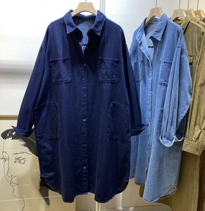 เสื้อเชิ้ตยีนส์ผู้หญิงทรงหลวม แขนยาว ติดกระดุม ลำลอง สีพื้น ปกคอพับ ผ้าทวิล ใส่ได้ทุกฤดู - Product Image 4