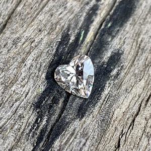 Venta al por mayor de joyas sueltas sintéticas (creadas en laboratorio) con forma de corazón, certificadas por IGI, HPHT CVD, de 1.53ct/1.02ct, con perforación láser y claridad VVS, en varios colores. - Product Image 5